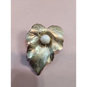 Vintage Signed Sarah Coventry Faux Pearl on Gold Leaf Gold Tone Pin Brooch D14